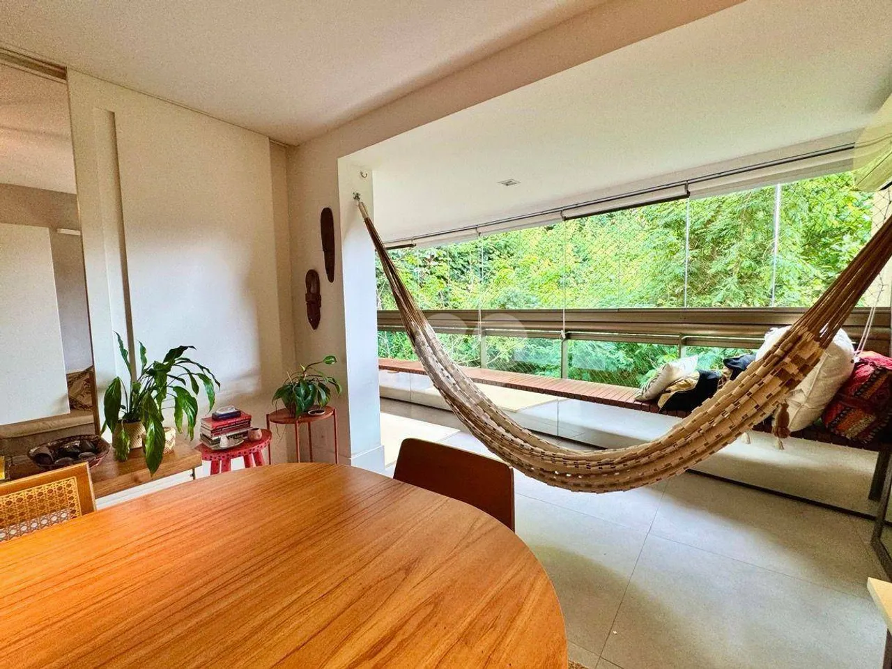 Prédio com piscina! Apartamento com varandão com vista verde, 2 quartos, suíte, 2 vagas à