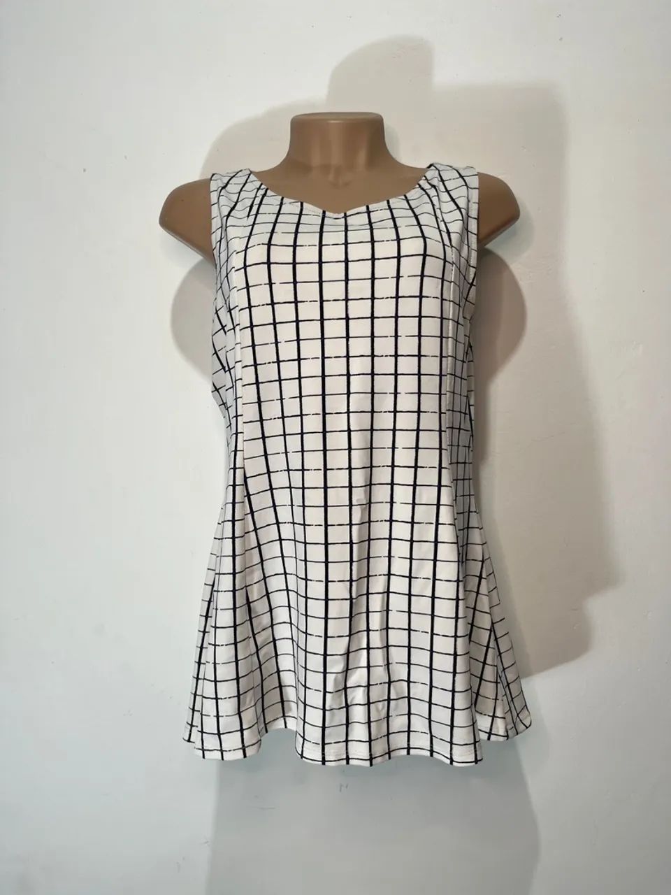 Blusa branca com xadrez preto