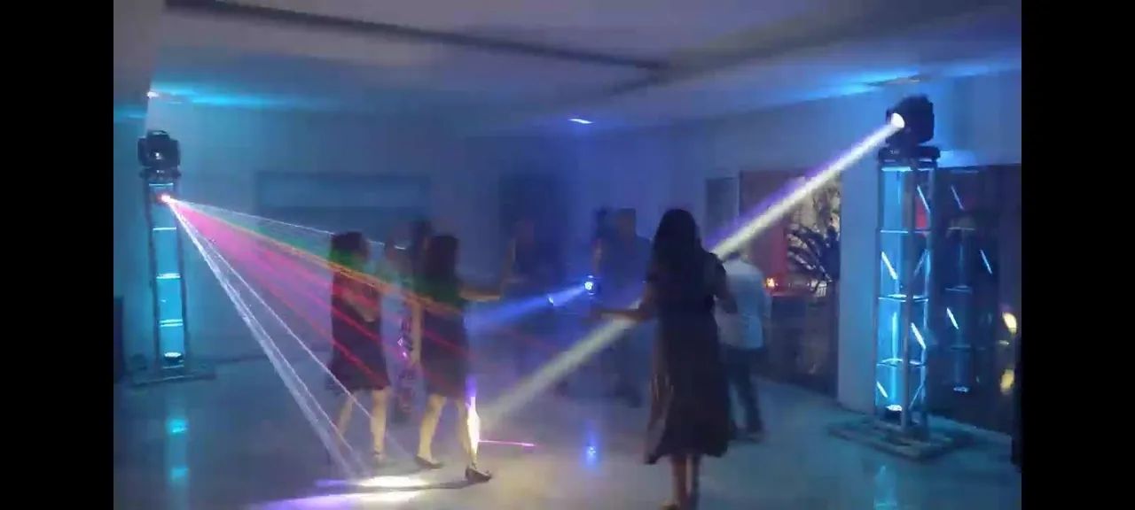 DJ SOM LUZ FUMAÇA TELAO ANIMAÇAO FOTOS VIDEOKE PISTA DANÇA CHUVA PRATA FOGOS INDOOR  - Foto 3