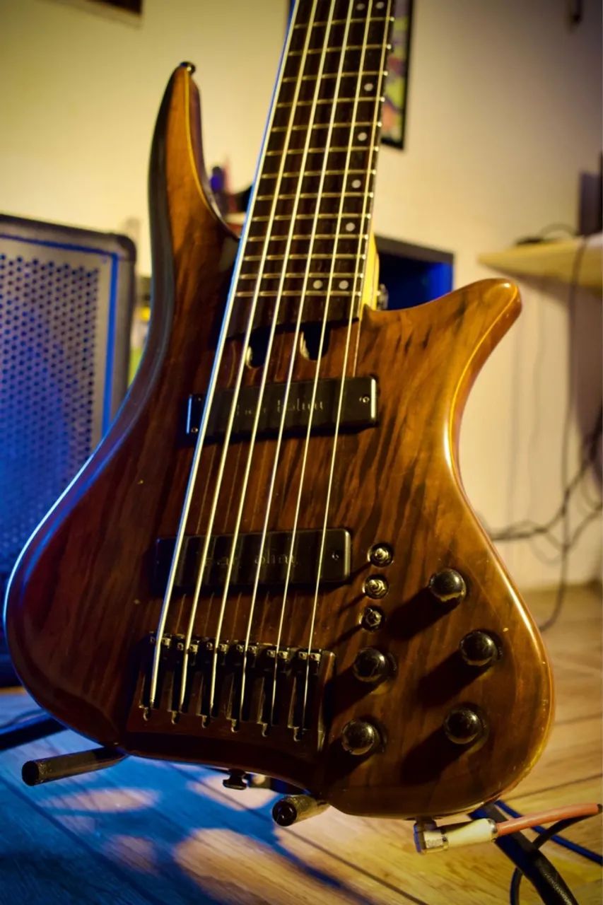 Baixo HMZ (luthier Zé Eduardo) de 6 cordas - Foto 2