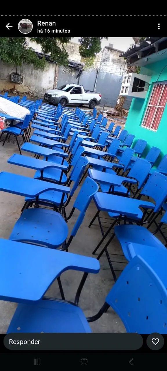 Cadeiras universitárias azuis