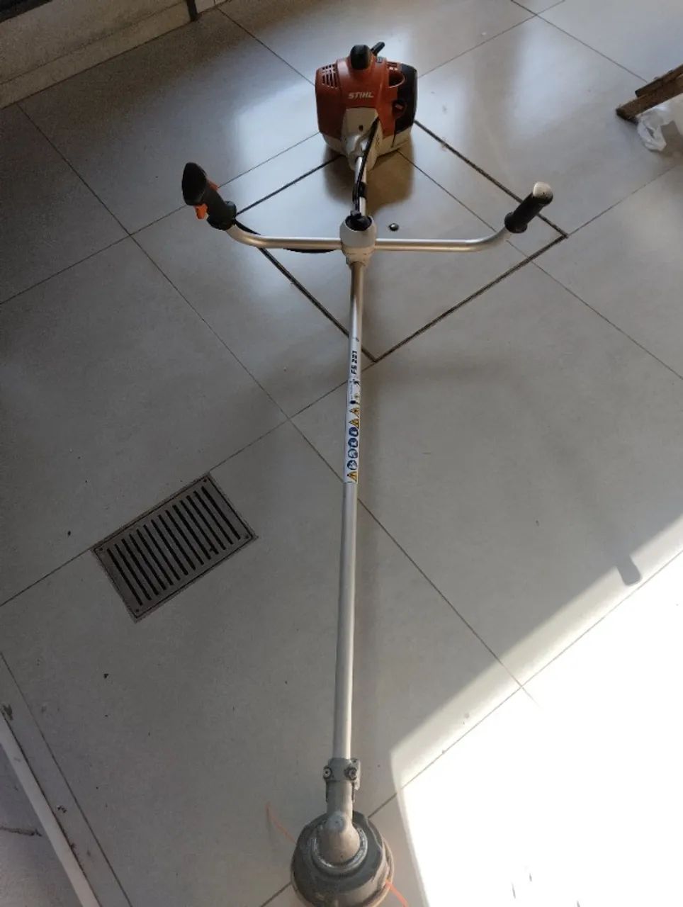 Roçadeira Sthil 221  300m de Fio, 2 Automático Novo, 1 Lâmina,3L de Óleo e outros equipame - Foto 3