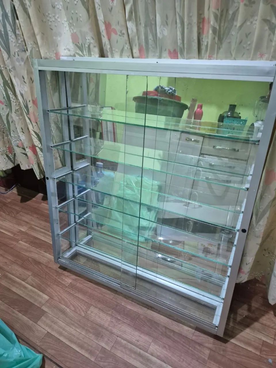 Vitrine de vídro e aluminio.