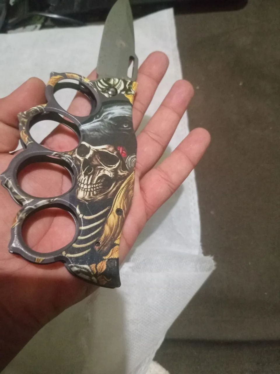 Canivete tático com soco inglês, com estampa de caveira - Foto 4