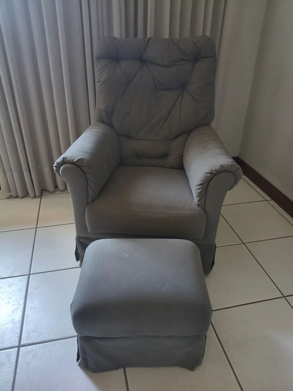 Poltrona para amamentação balanço com puff. - Foto 3
