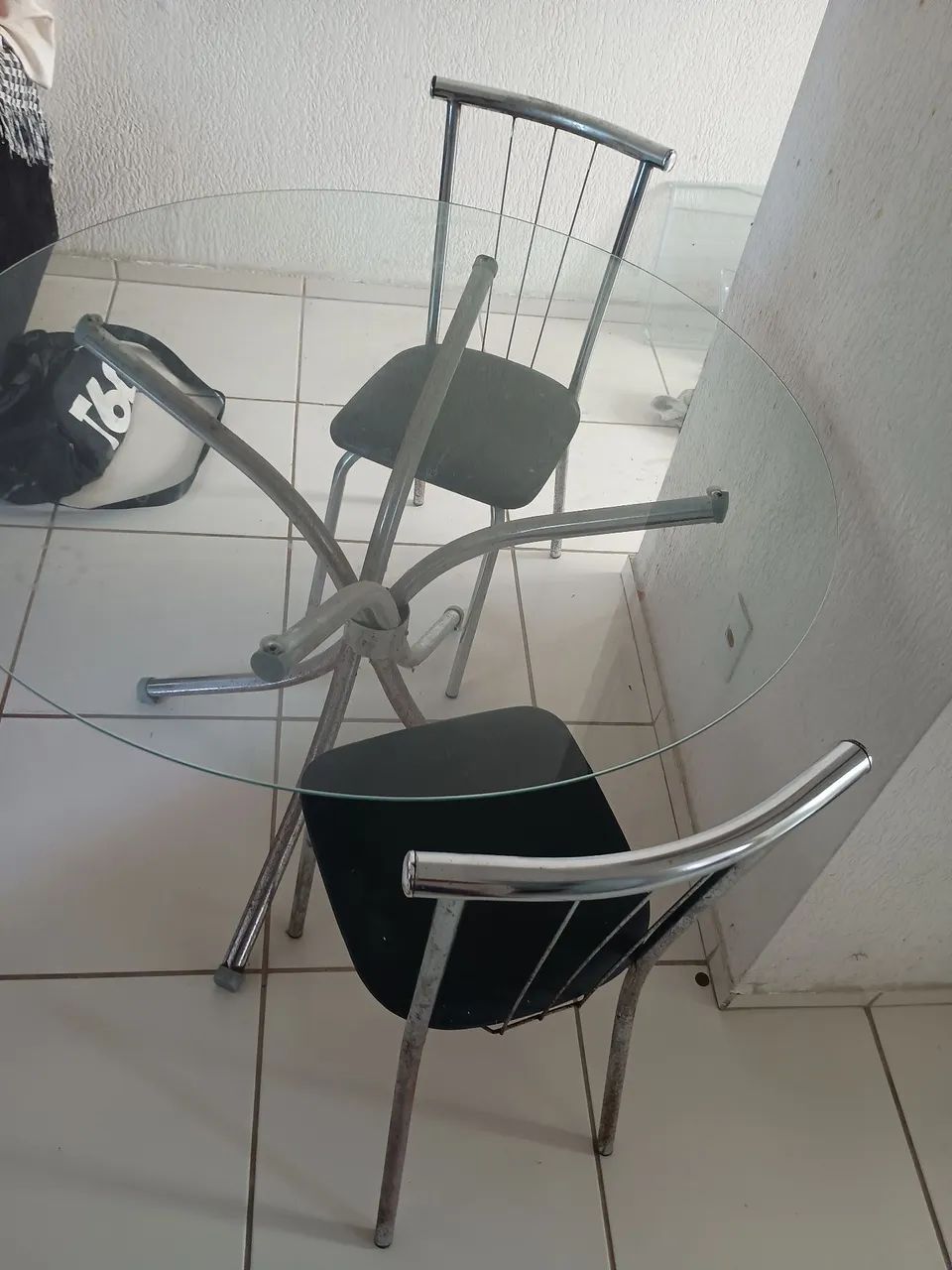 Mesa c/ tampo de vidro e 02 cadeiras. - Foto 2