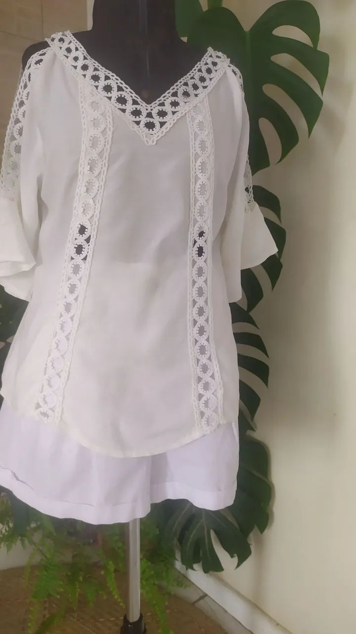 Blusa estilo bata na cor branca com aplicação em gripi  - Foto 3