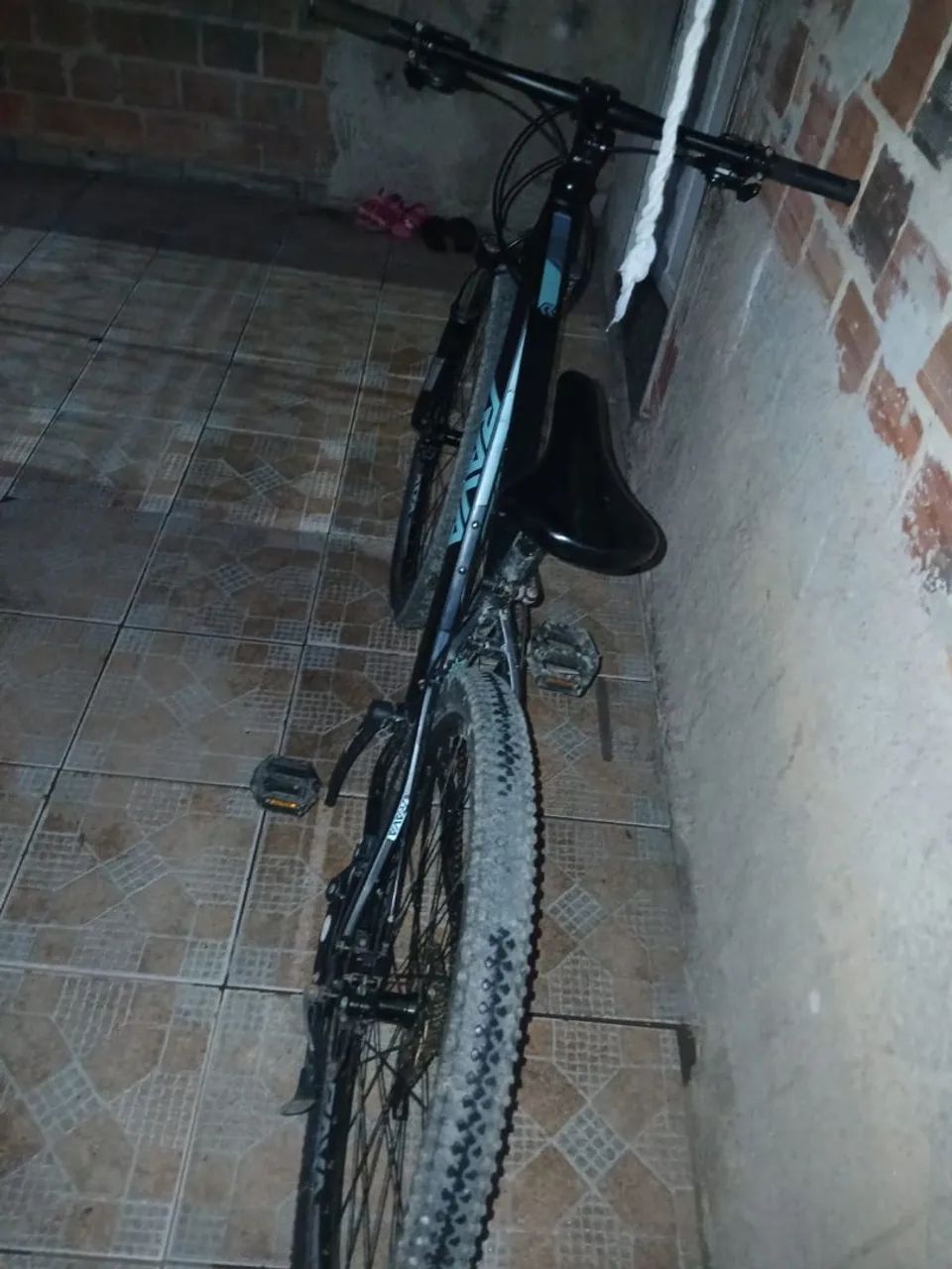 MTB RAVA ARO 29 COM DETALHE AZUL FREIO A DISCO  - Foto 4