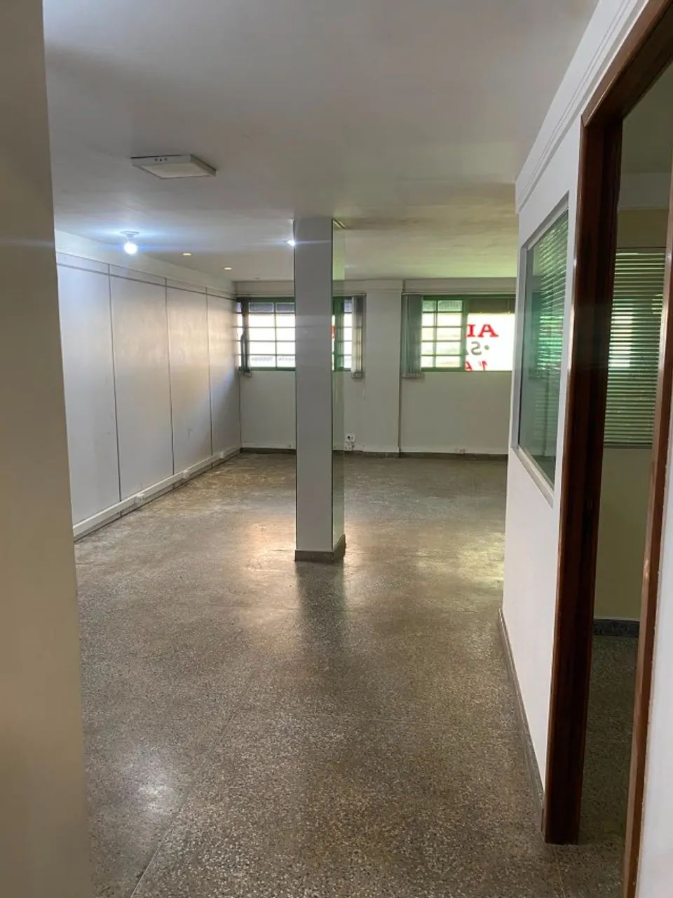 Alugo sala comercial de 100 m² com localização privilegiada no Guará  - Foto 3