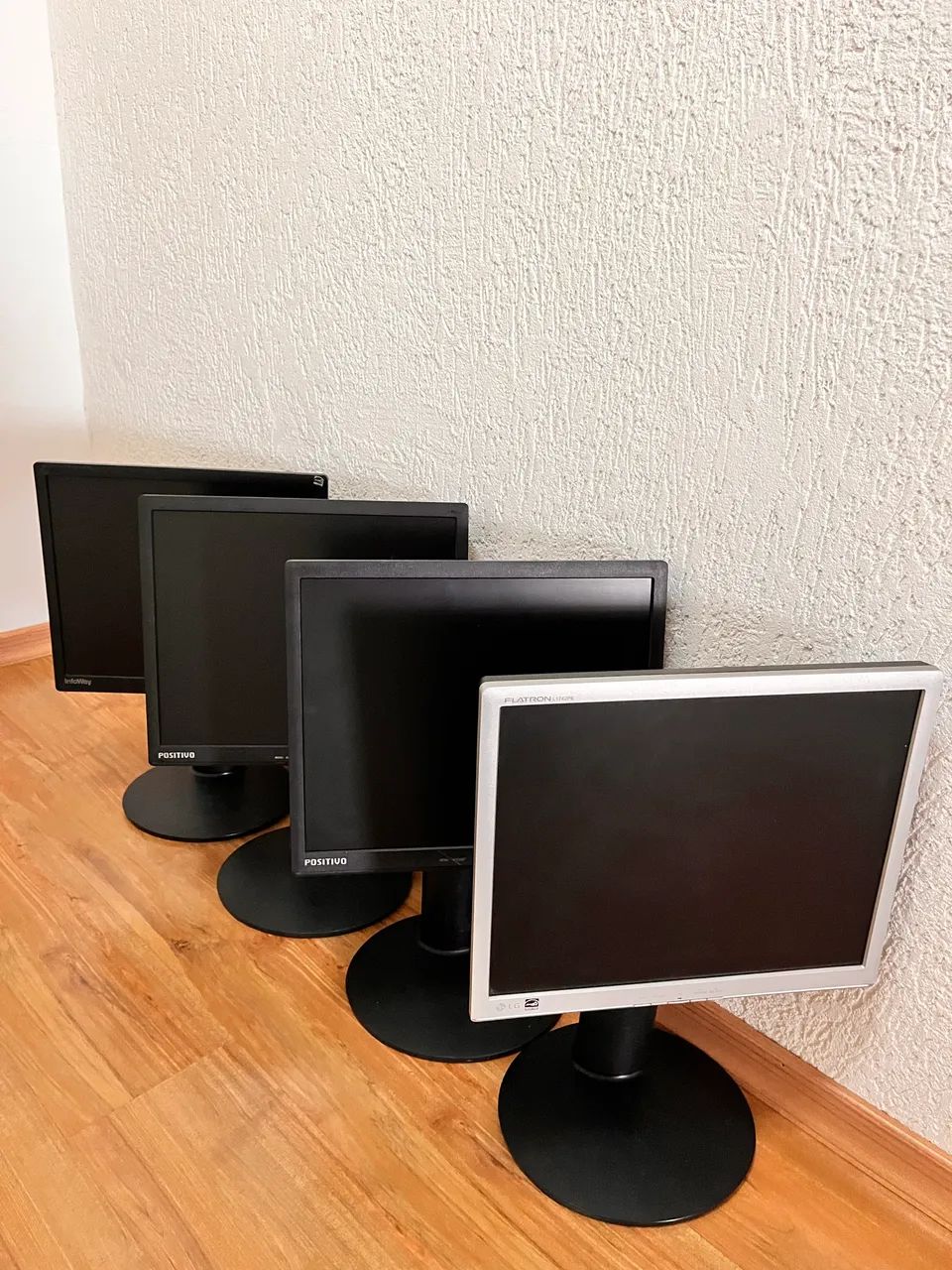 Monitores 17? Quadrados com Base e Regulagem de Altura - Foto 2