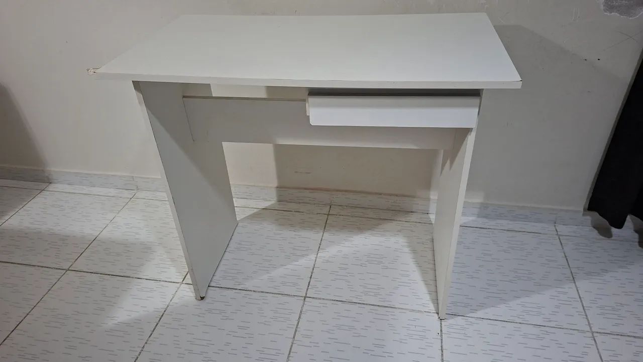 Vendo escrivaninha com gaveta