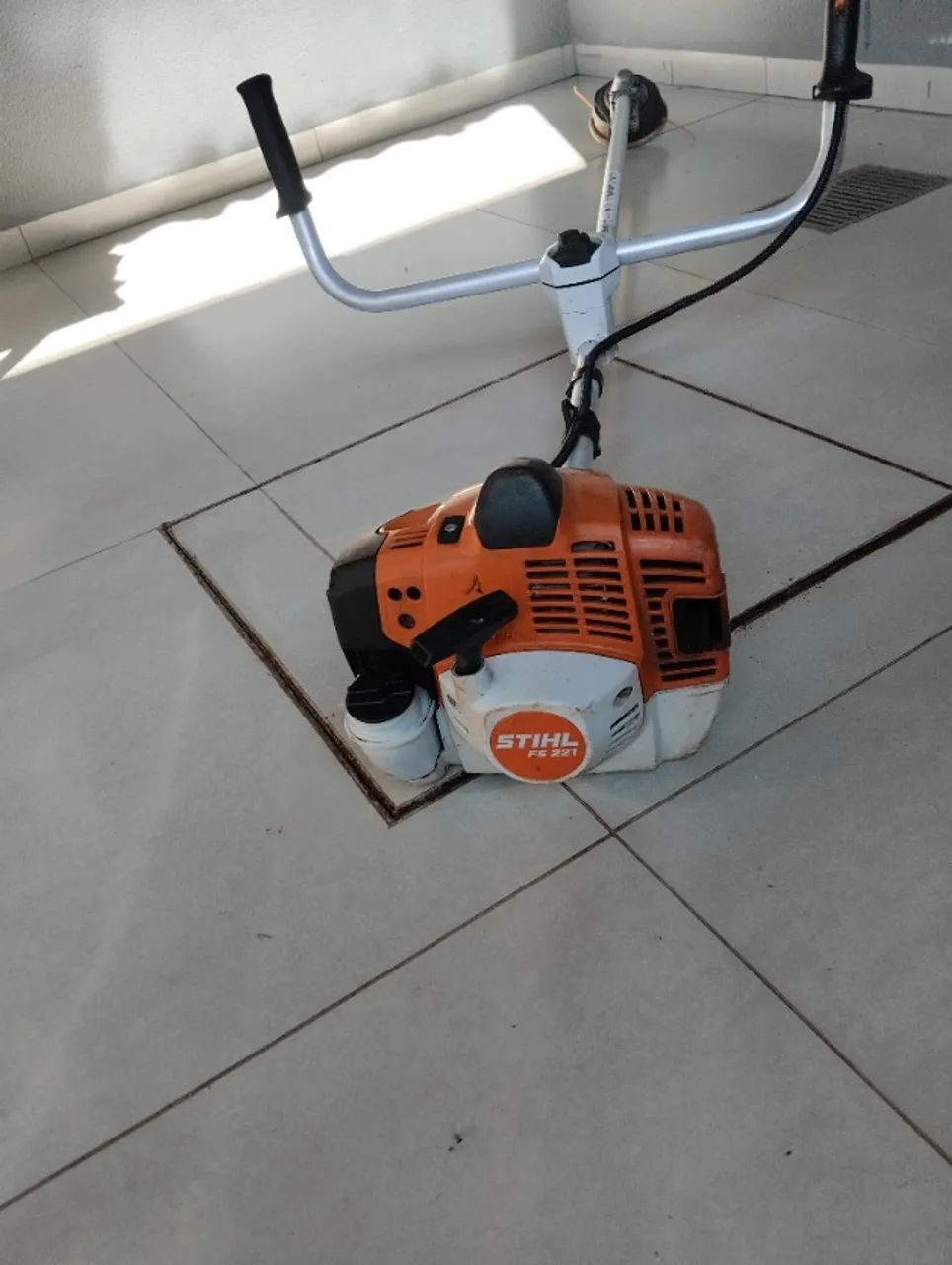 Roçadeira Sthil 221  300m de Fio, 2 Automático Novo, 1 Lâmina,3L de Óleo e outros equipame - Foto 4