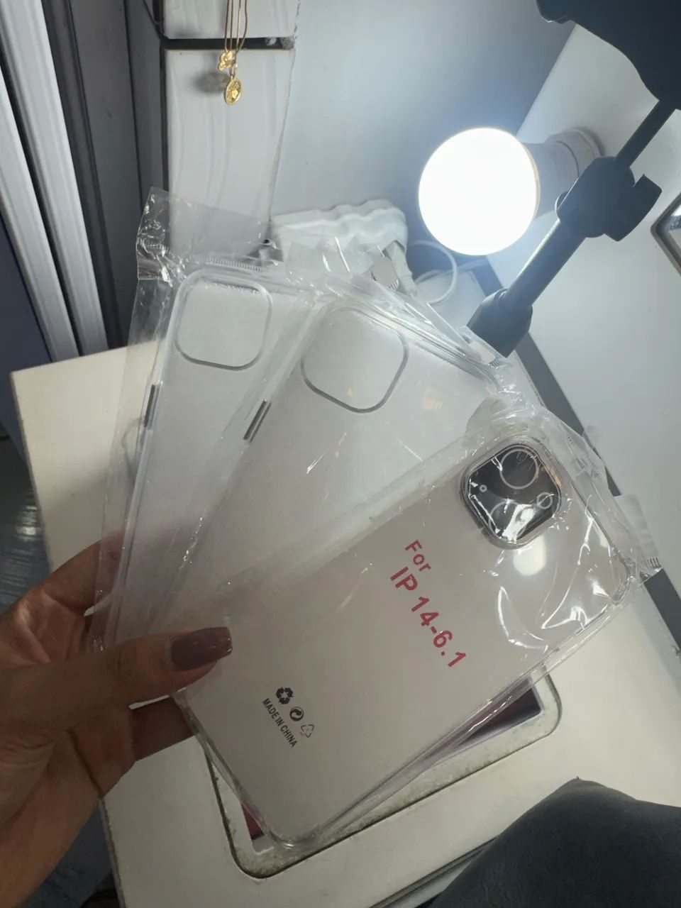 Kit 3 capinhas transparentes iPhone 14 - novas - Foto 2