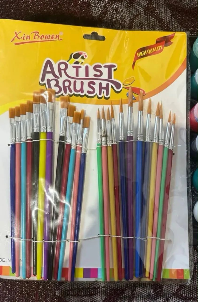 Kit com pincéis e tintas guache