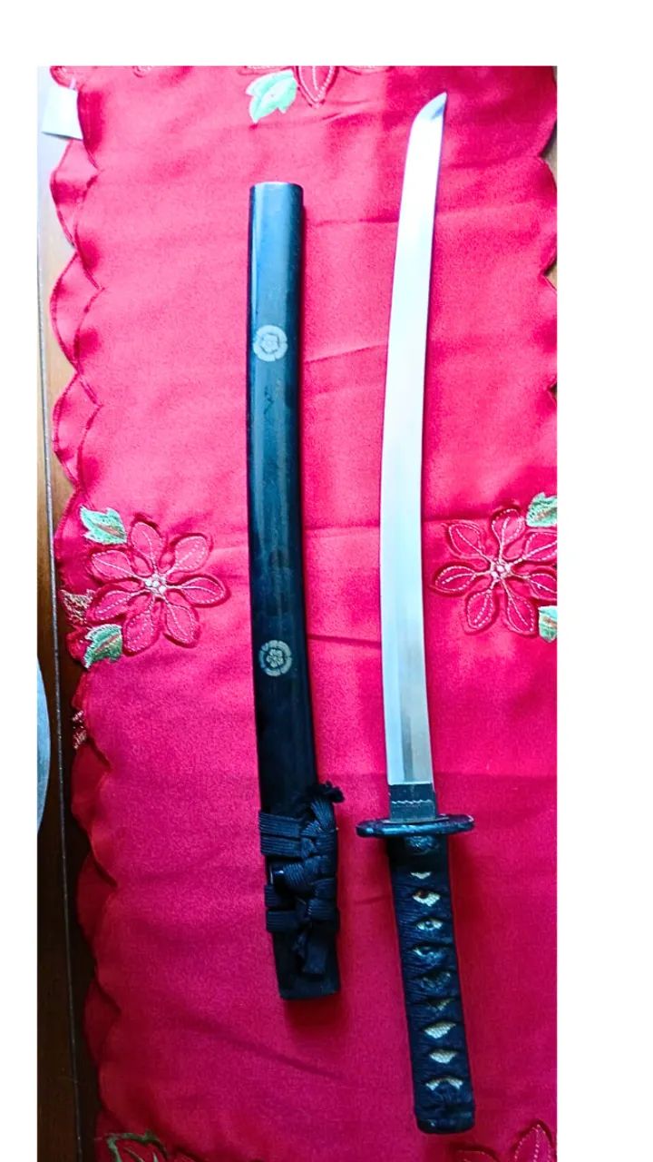 CONJUNTO DE RÉPLICAS DECORATIVAS DE ESPADAS SAMURAI JAPONESAS - KATAKANA e WAKISASHI - Foto 2