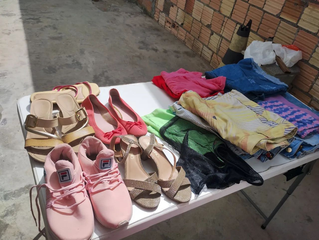 Vendendo roupas e calçados para brechó 