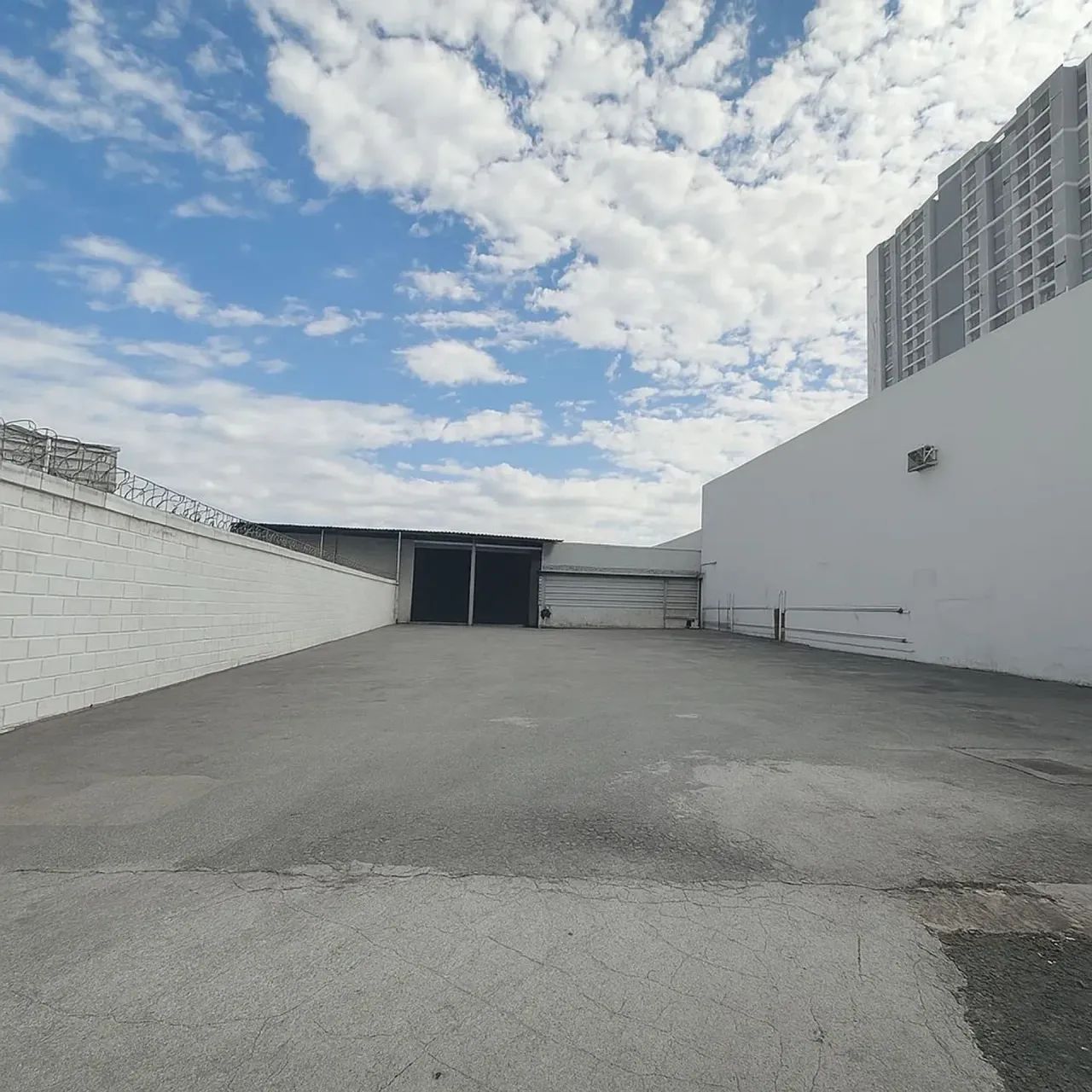 Galpão para alugar - 1400 m² por R$58K