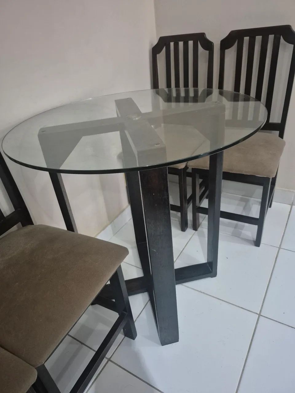 Mesa de jantar redonda de vidro e 4 cadeiras - Foto 3