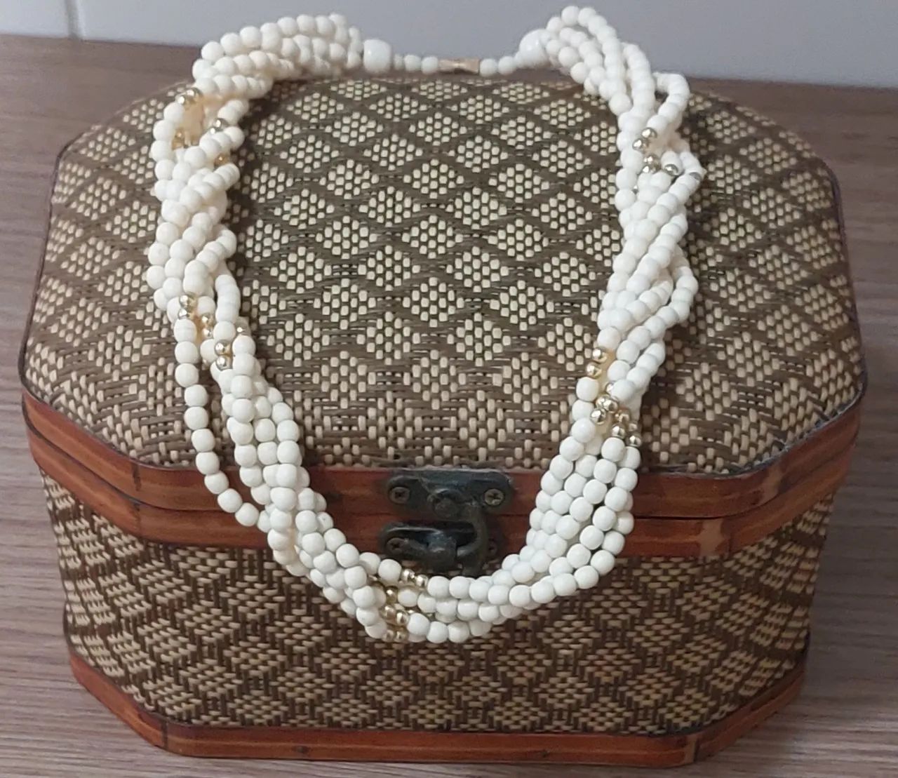 Colar entrelaçados com mini perolas