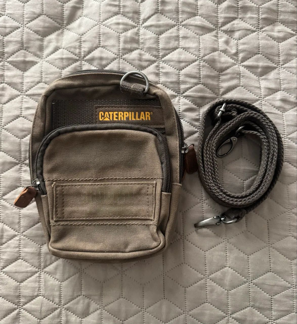 Bolsa de ombro da marca Caterpillar em lona.