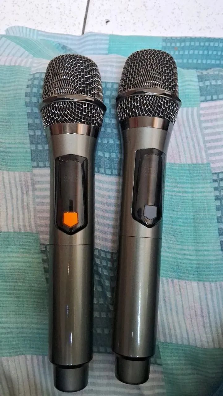 Vende se 2 microfones novos