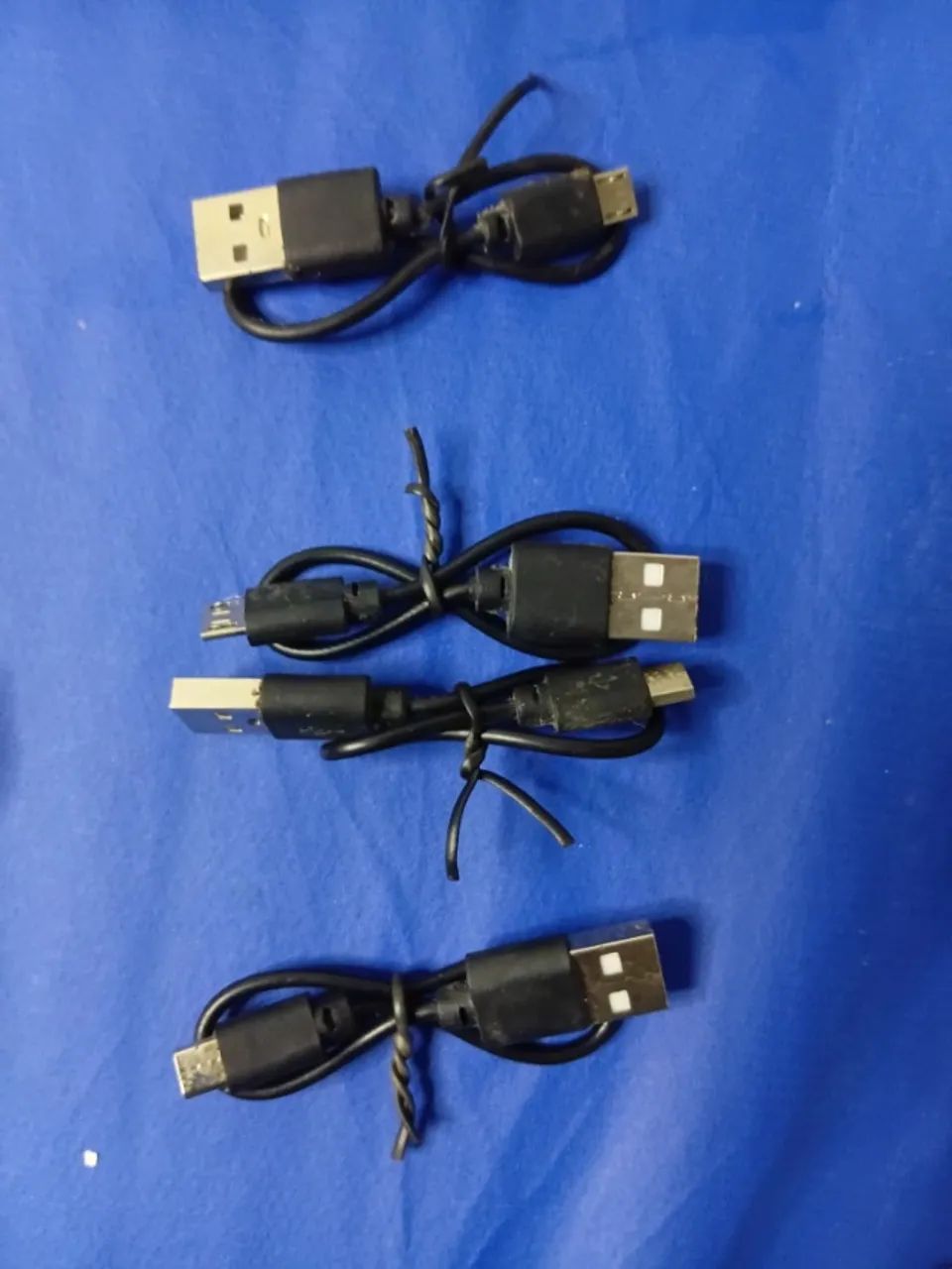 Lote 4 Cabos Para Carregar Caixa De Som E Fone V8