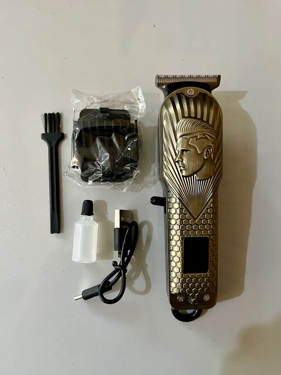 Máquina de Cortar Cabelo e Barba Profissional - Aparador de Pelos com Visor Digital - Foto 2