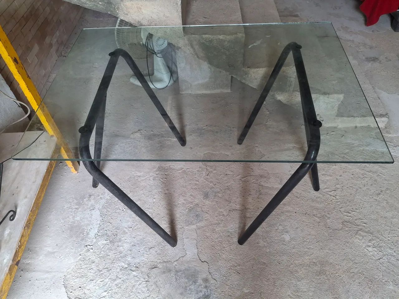 Mesa de vidro e pés cavaletes de ferro - Foto 2