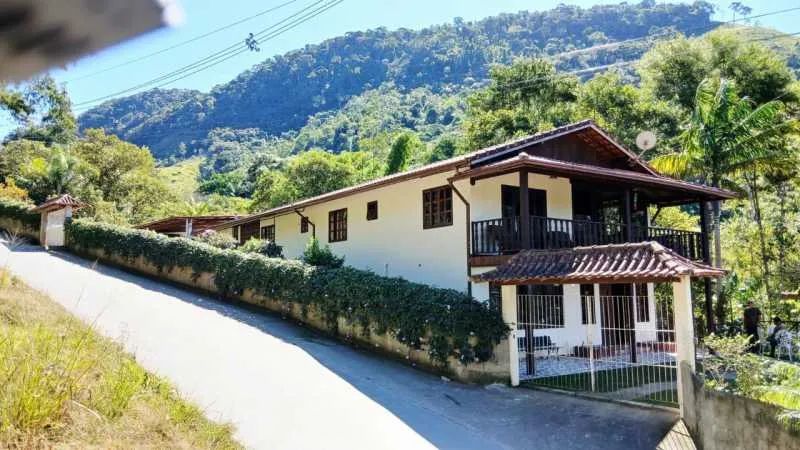 Casa duplex com 6 quartos, terreno com 3.371 m², próxima ao Centro de Lumiar