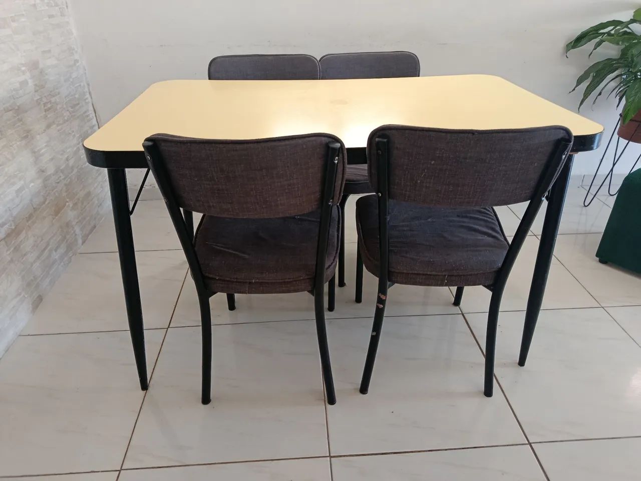 Conjunto mesa com 04 cadeiras  - Foto 2