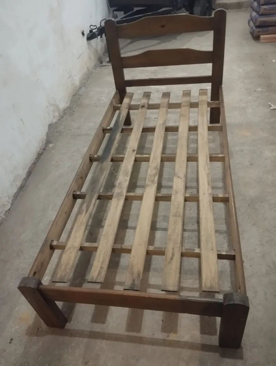 Vendo cama de solteiro de madeira 