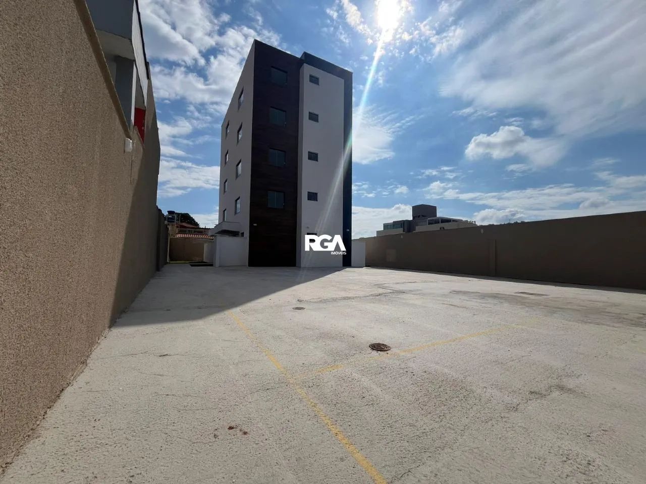 APARTAMENTO COM 2 QUARTOS E 2 VAGAS  LETÍCIA