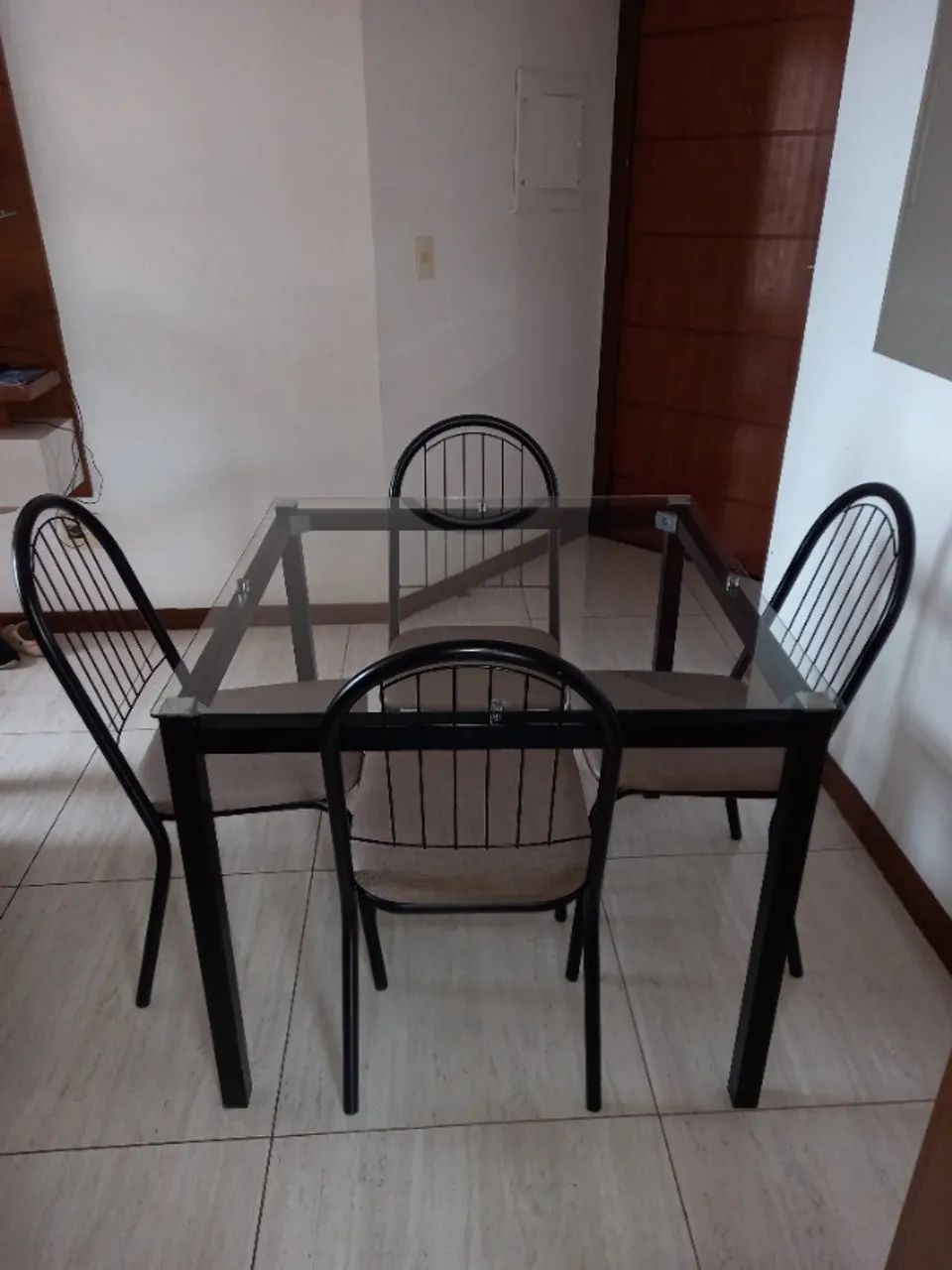 Mesa de jantar de vidro com 4 cadeiras - Foto 2