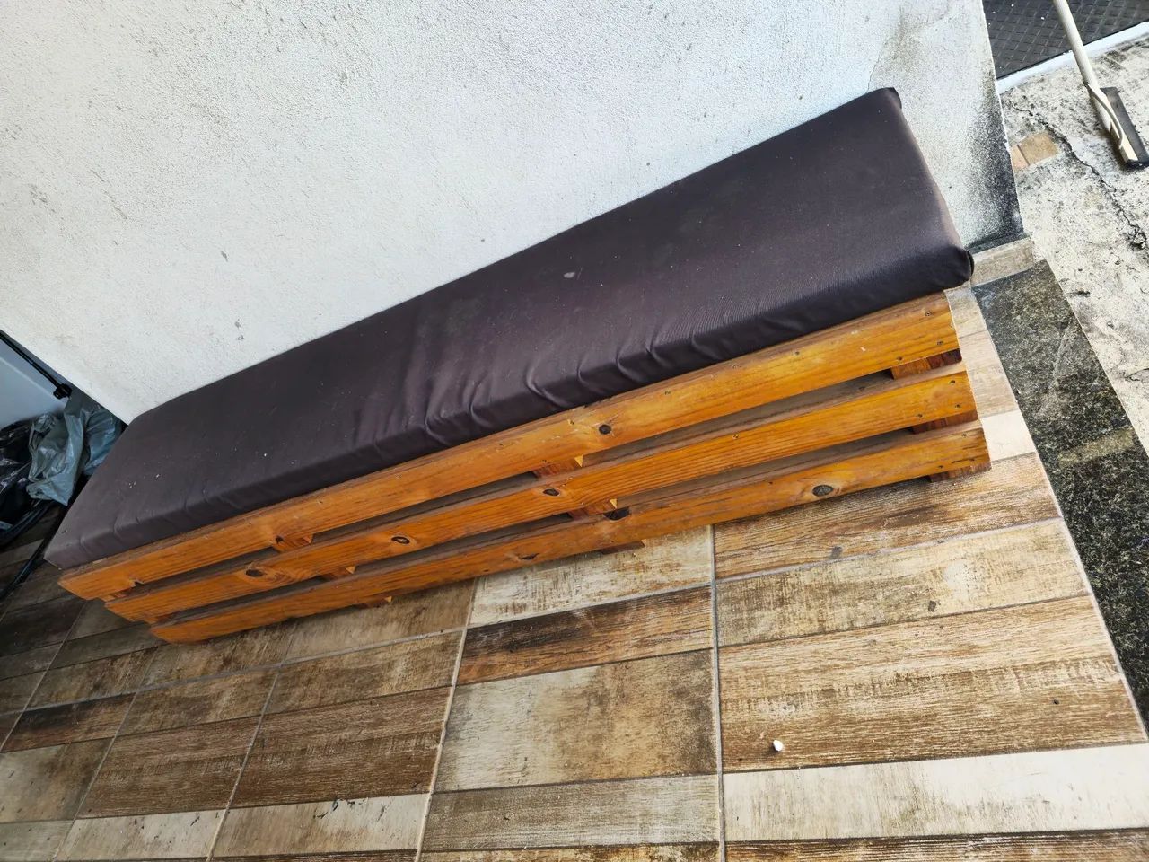 Banco de pallet usado com almofada comprida  - Foto 3