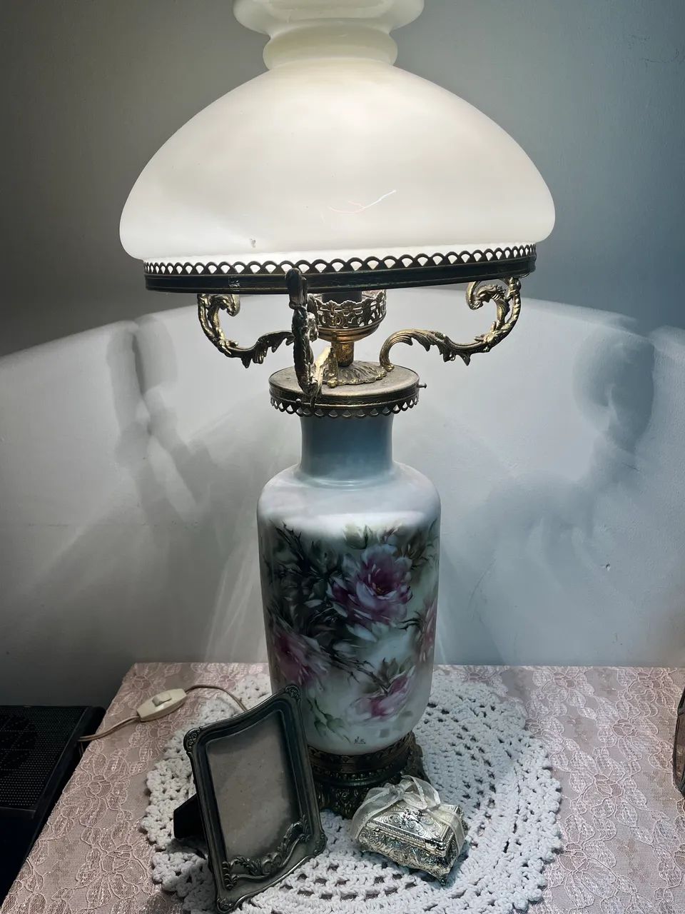 Lustre porcelana e bronze com cúpula de vidro leitosa. - Foto 4