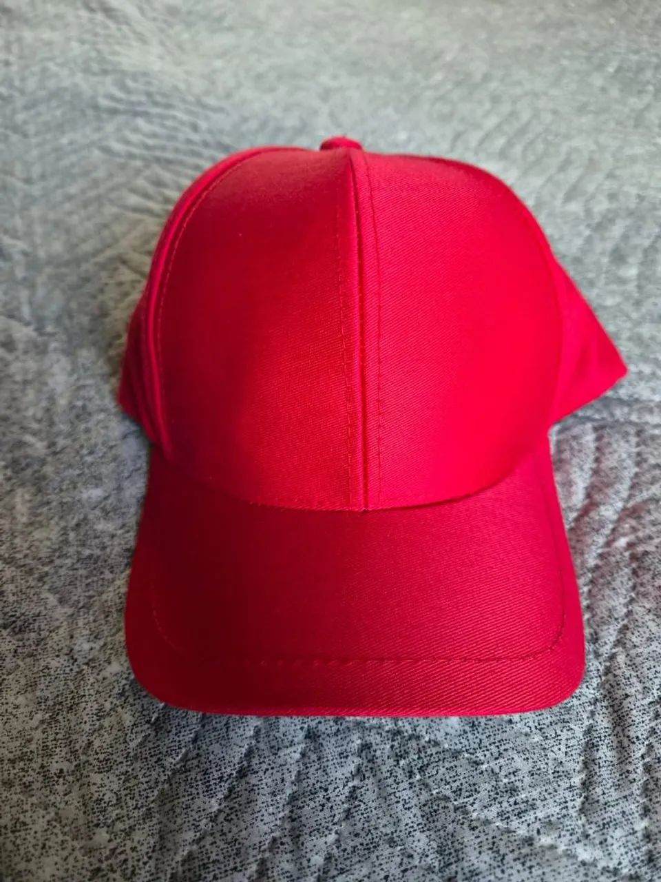 Boné vermelho