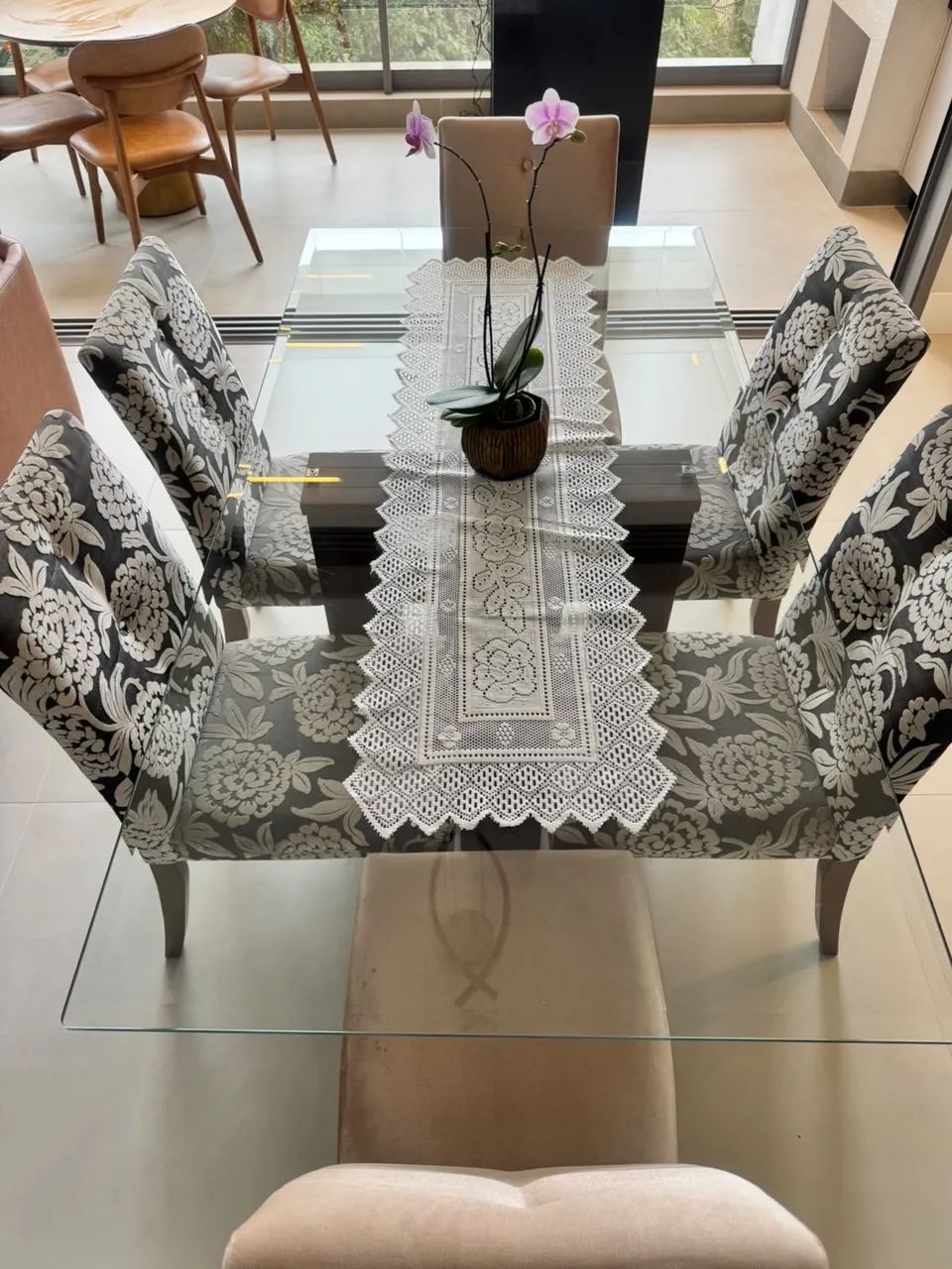 Mesa de jantar usada, tampo de vidro e 6 cadeiras - Foto 3