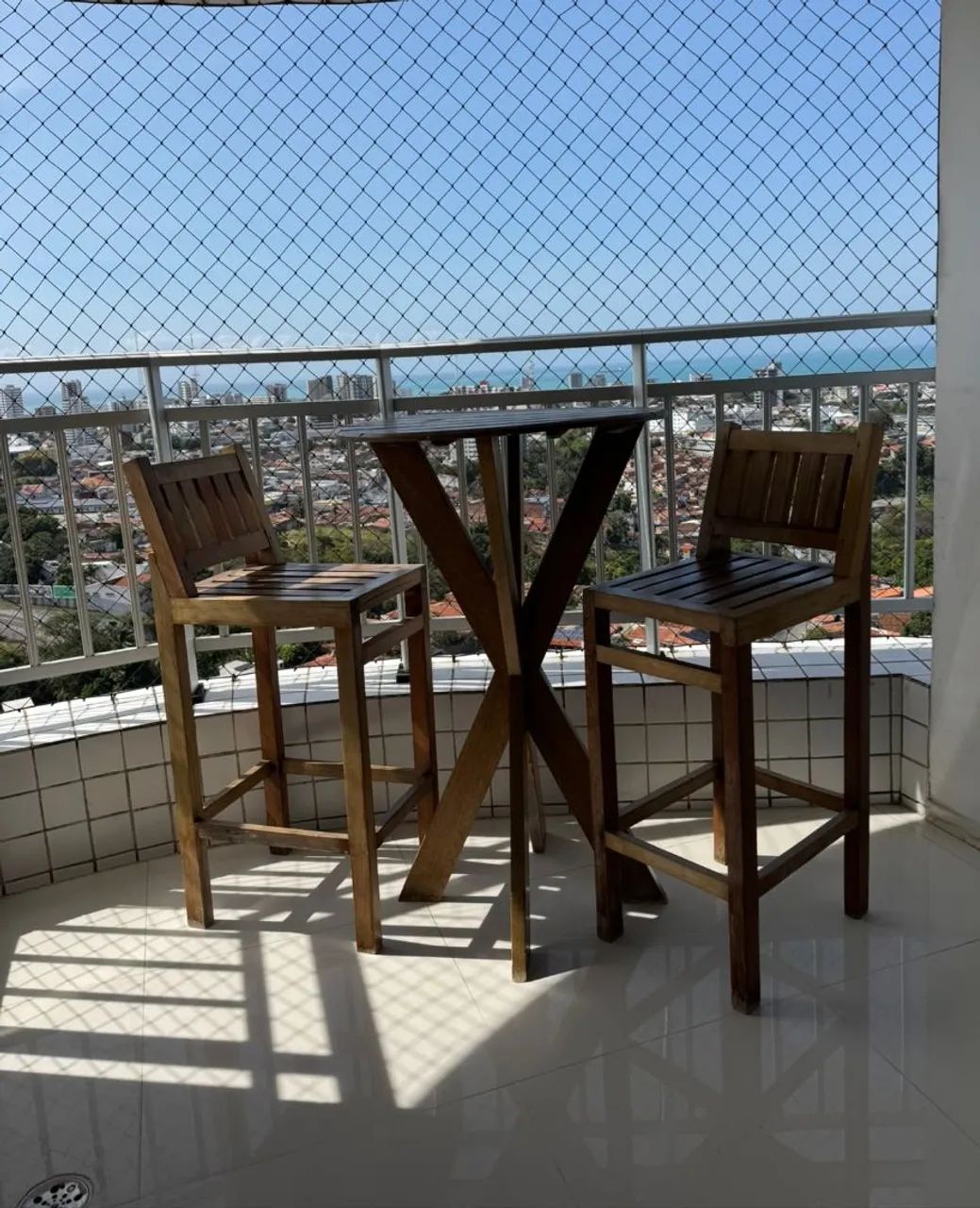Mesa de madeira com 2 cadeiras - Foto 3