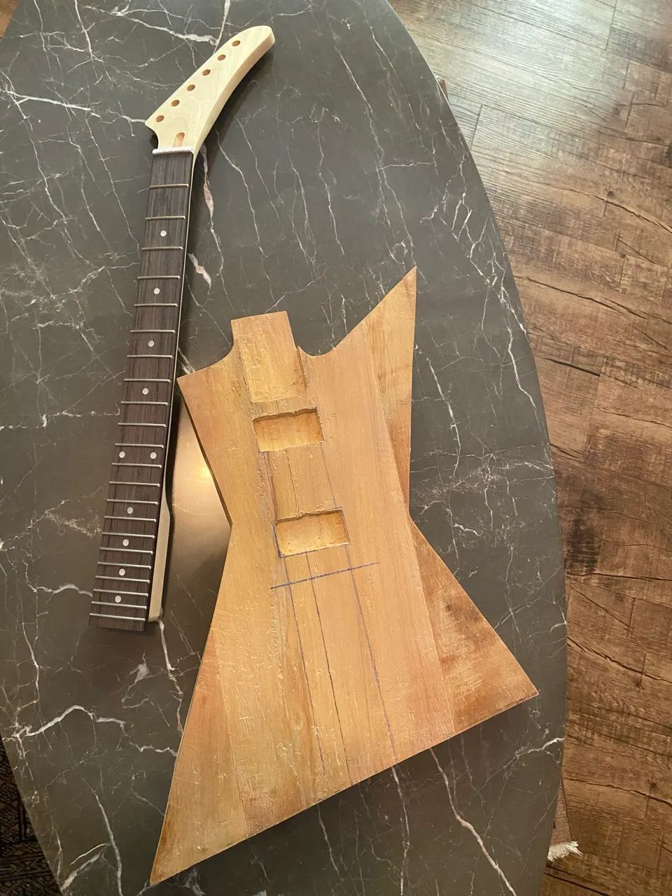 Corpo e braço de guitarra explorer para projeto - Foto 2