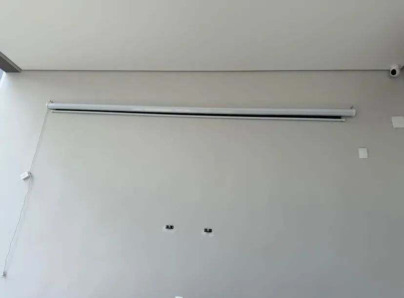 Tela de projeção elétrica 220v 150 polegadas lacrada na caixa  - Foto 2