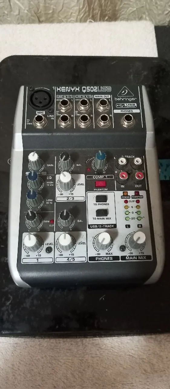 Mesa de Som Behringer 