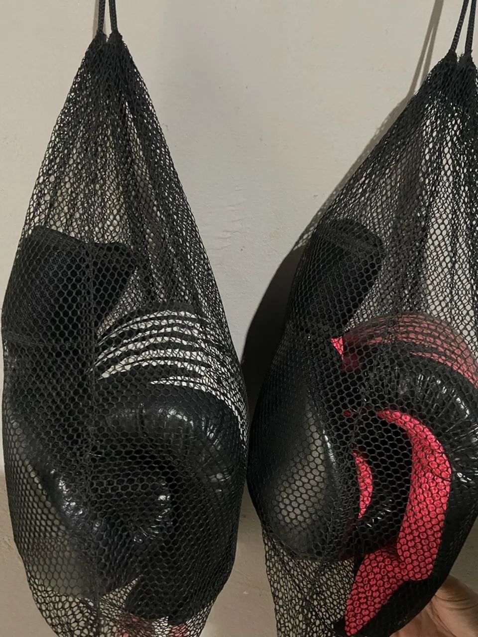 Vendo saco de Box com suporte e Luvas  - Foto 4