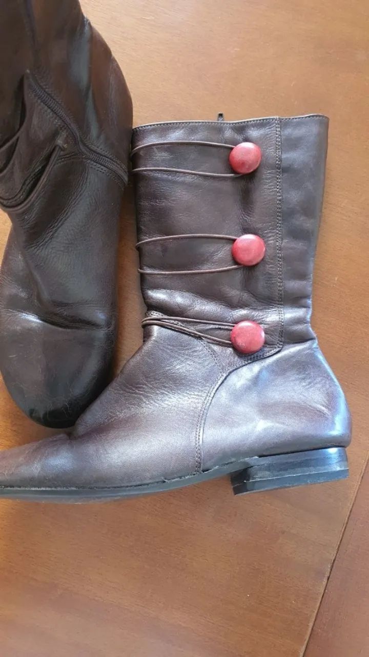 Bota em couro marron com botões vermelhos - Foto 4