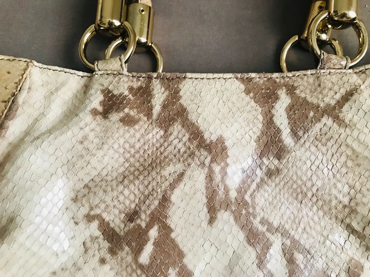 Bolsa modelo máxi em Couro piton legítimo  - Foto 4