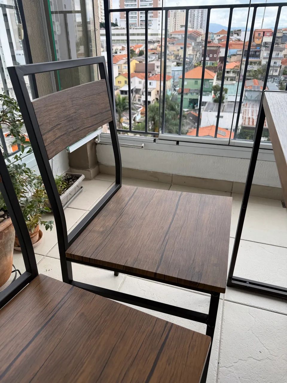 Mesa de jantar com cadeiras e banco estilo industrial - Foto 5