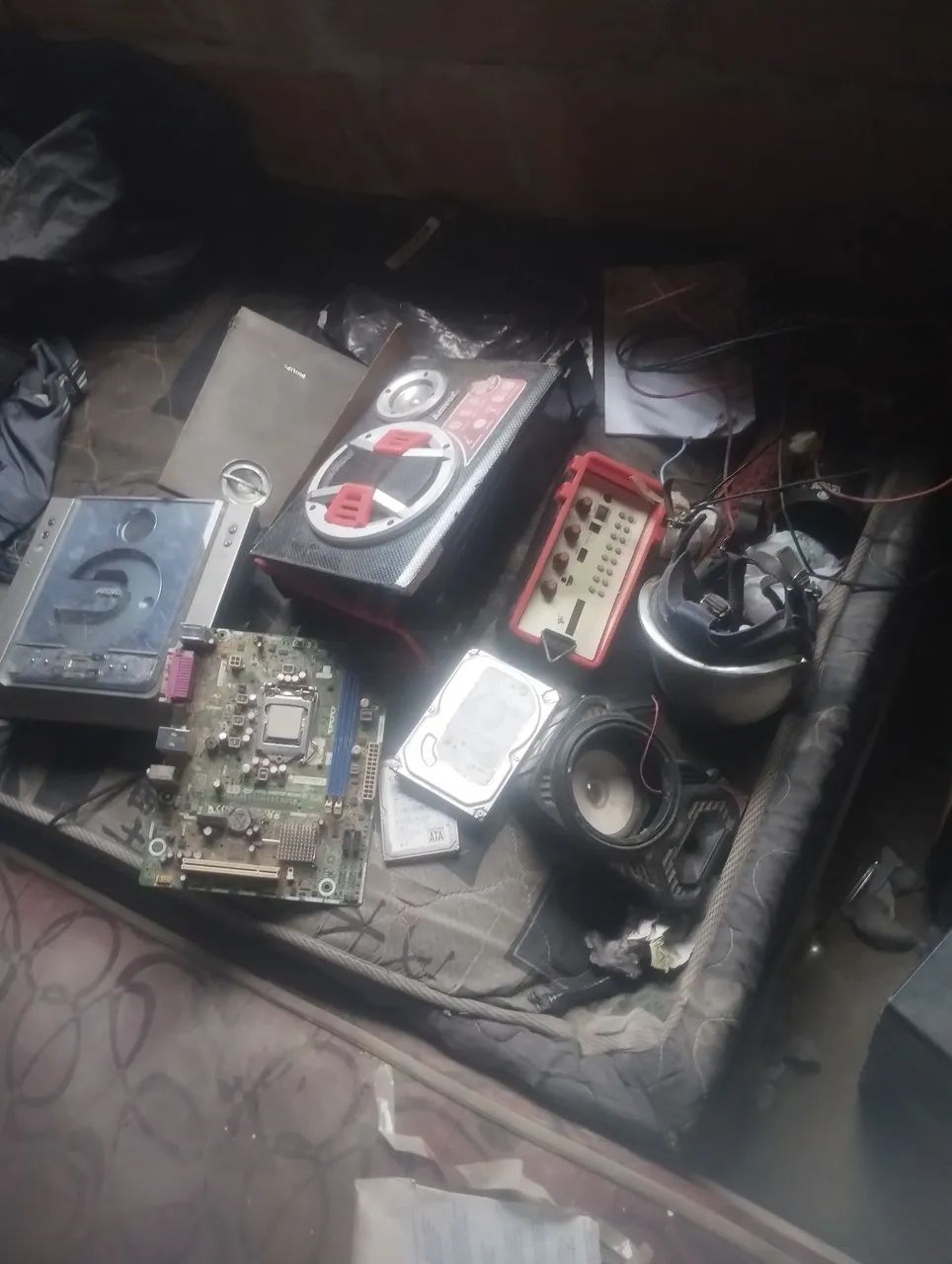 Várias caixa de som e computadores - Foto 3