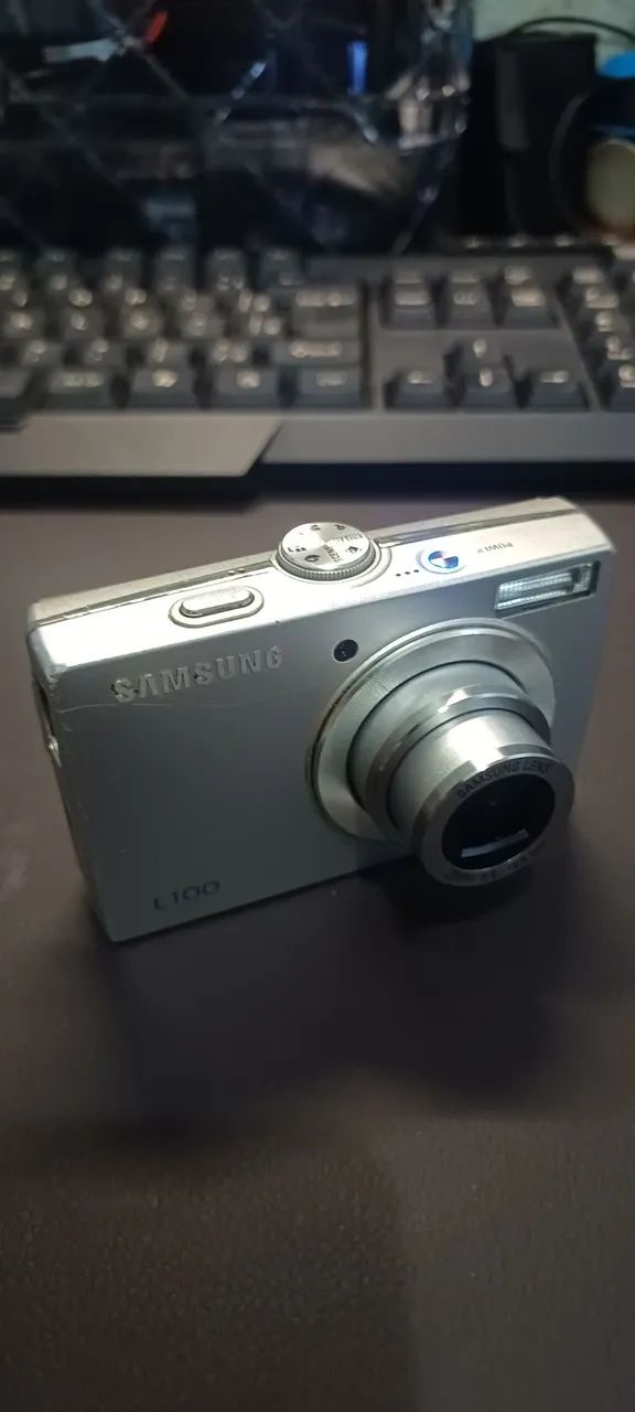 Camera digital antiga Samsung tipo cybershot anos 2010 maquina fotográfica vintage
