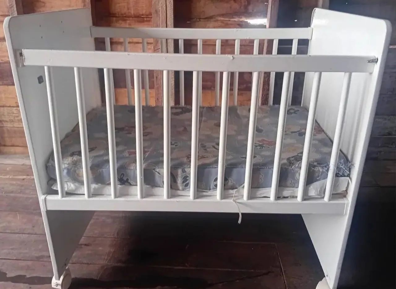 Berço com colchão 