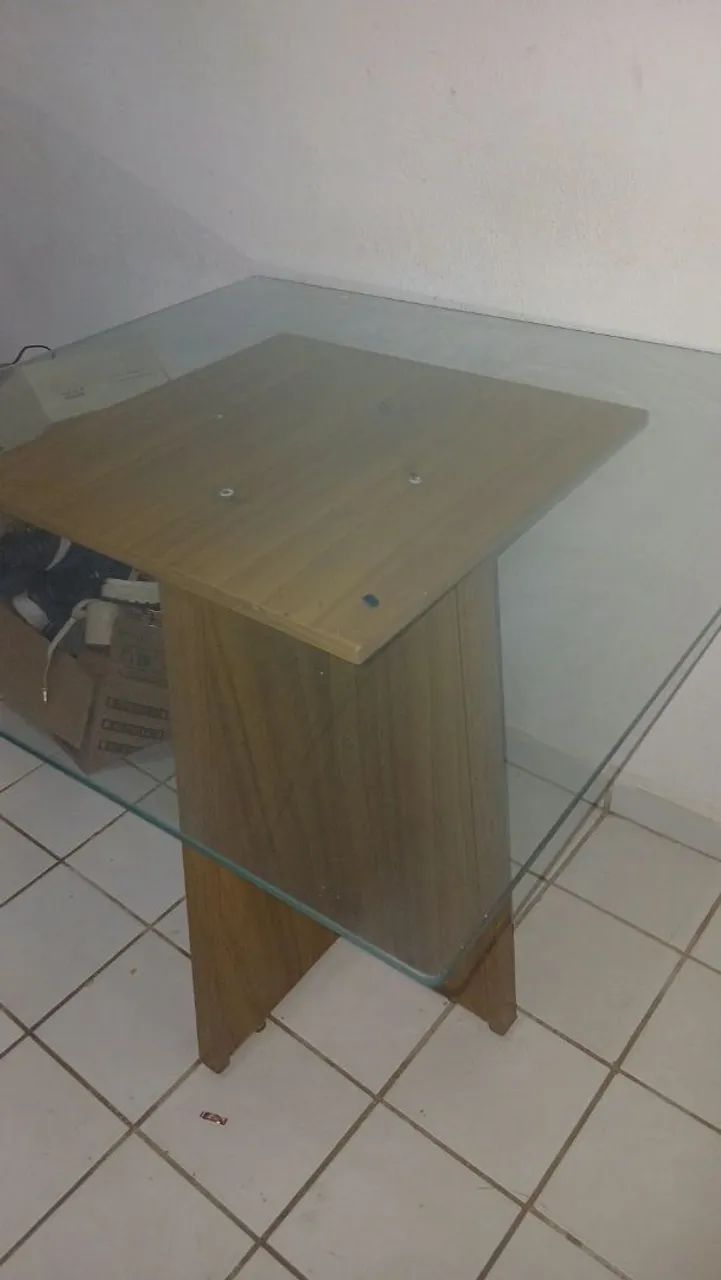 Vendo uma mesa de vidro