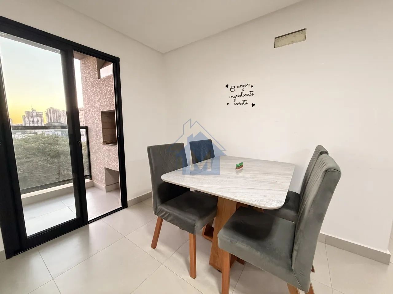 Apartamento Mobiliado, 1 Suíte e 1 Quarto, Sacada com Churrasqueira, no Centro! - Foto 3